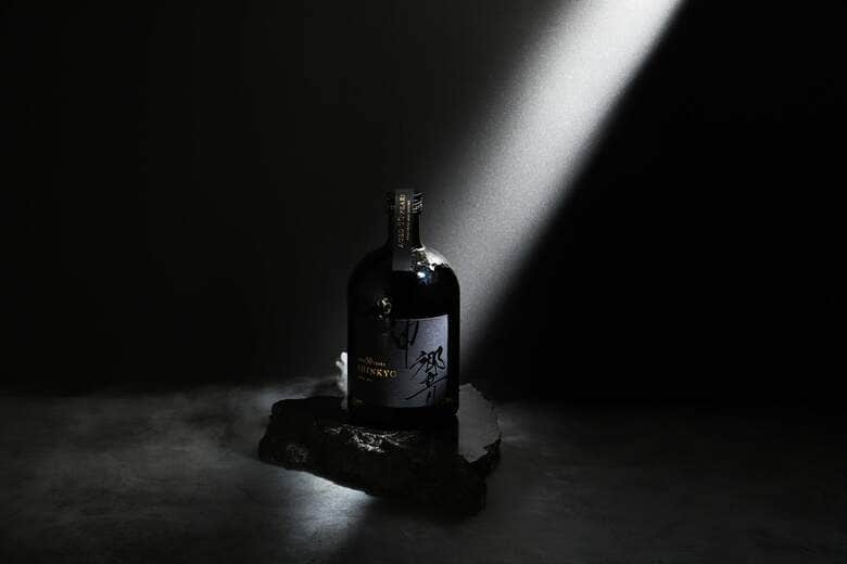 愛媛県の蔵から発掘されたのは、半世紀を生きた秘蔵酒だった。11万円の焼酎「神響 shinkyo 50年」の正体とは