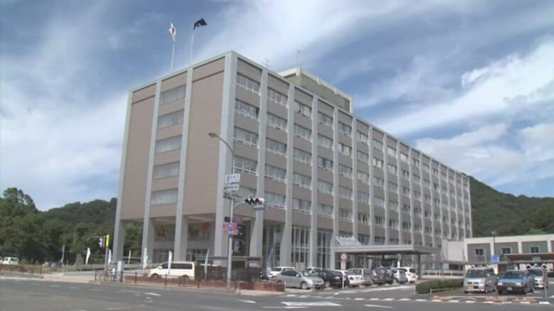 万引きで逮捕・起訴された県立学校56歳女性教諭を休職処分　鳥取県教委「事実確認でき次第処分を検討」｜FNNプライムオンライン