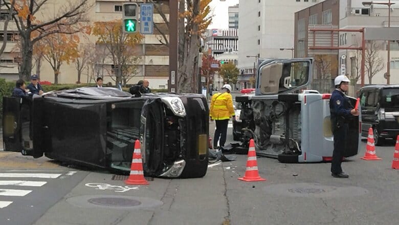 車2台が横転　長野市中心部の国道交差点で衝突　70代女性と30代男性が運転｜FNNプライムオンライン
