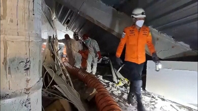 学校の礼拝堂崩壊で死者49人に…依然10人以上ががれきの下に閉じ込められているか　インドネシア　｜FNNプライムオンライン