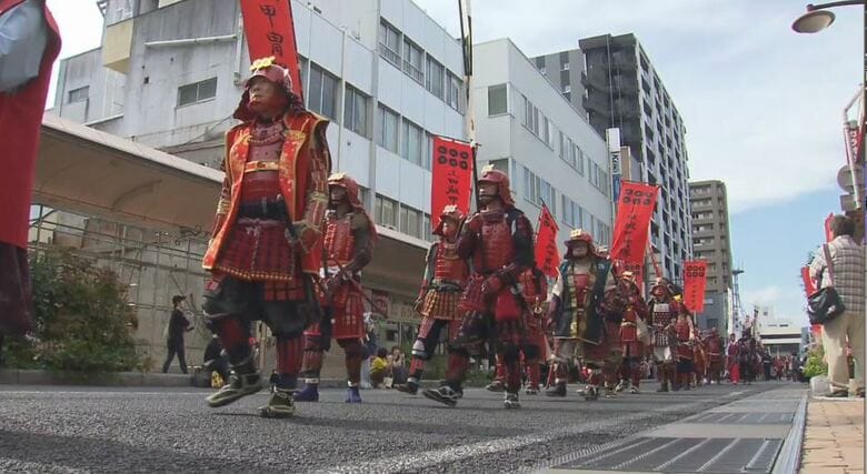 「赤備え」の真田軍団が集結　上田真田まつりで恒例の武者行列　200人が練り歩く　「真田対徳川」の合戦劇も｜FNNプライムオンライン