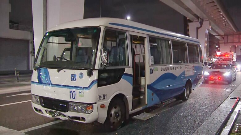 バス・車など3台絡む玉突き事故…高齢者福祉センター送迎バスが衝突　歩行者巻き込み2歳～100歳代までの7人けが　東京・足立区｜FNNプライムオンライン