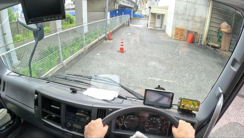 ごみ収集車の運転席は“前方1メートル”が死角　要求される高いスキルと専門的知識　相次ぐ児童との接触事故に業者が語る「遠くを見る習性」｜FNNプライムオンライン