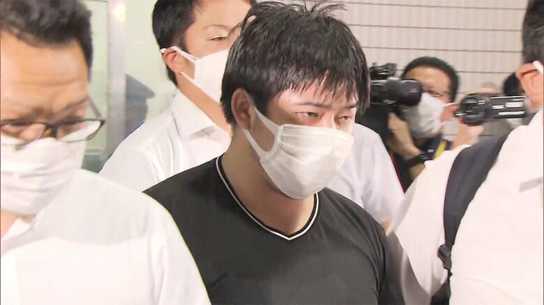 潜伏先の沖縄から都内に移送される花森被告(去年8月)