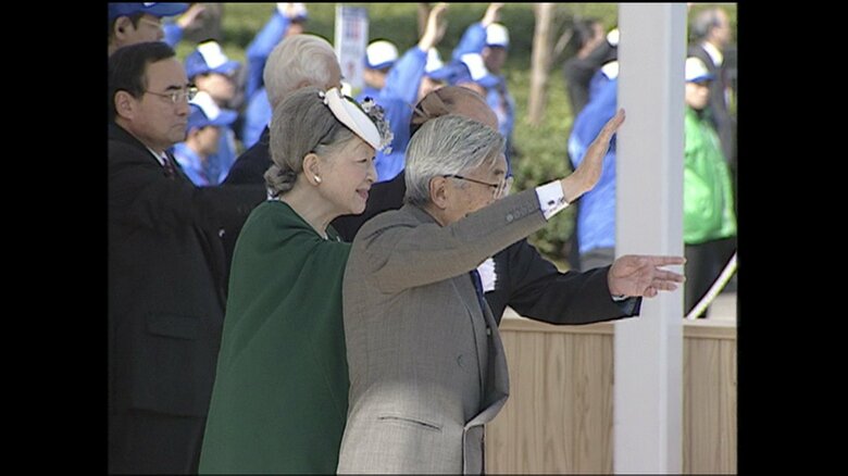 稚貝の放流に向かう漁船を手を振り見送られる両陛下