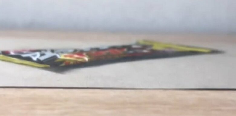 横から見ると、平面に描いたものだと分かる