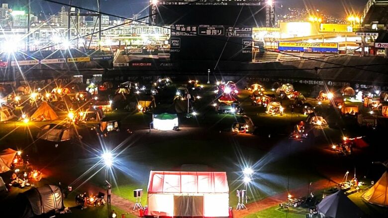 夜はたき火やランタンの明かりで幻想的な雰囲気に