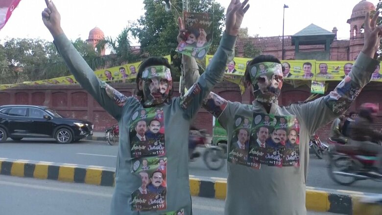 カーン元首相の支持者ら（ラホール・8日）