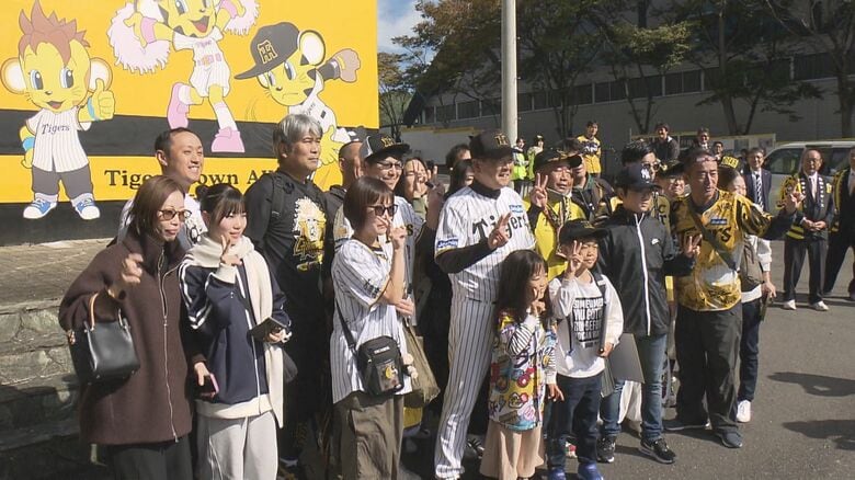 集まったファンと記念撮影