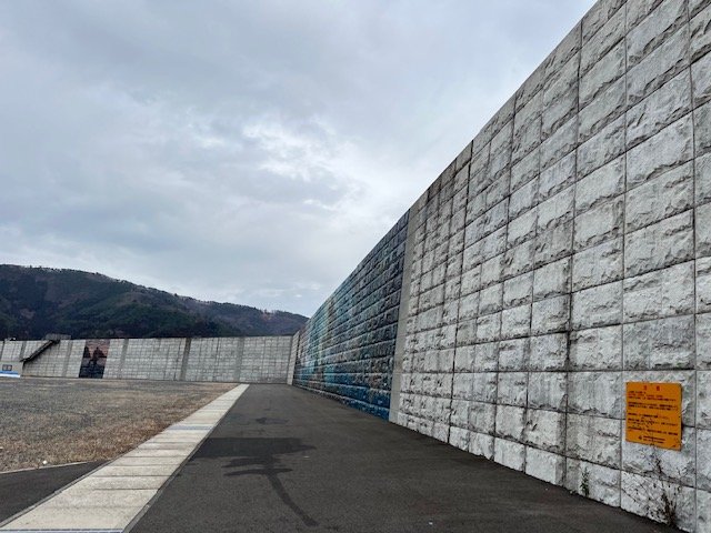 高さ最大10メートルの防潮堤によって海は見えない