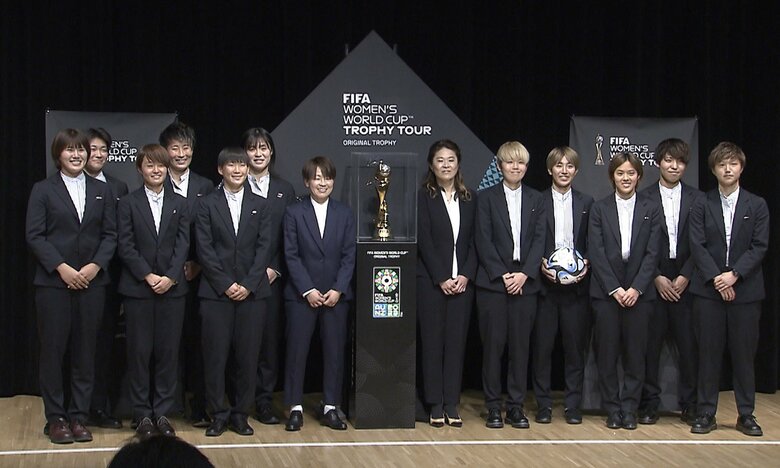 澤さん・宮間さんと、2月アメリカ遠征時のなでしこジャパンメンバー