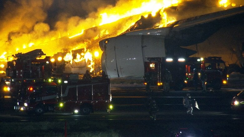 羽田空港で炎上する日航機