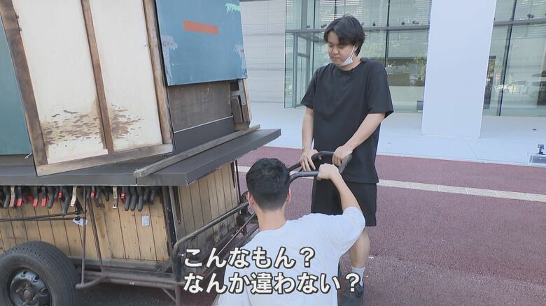 屋台を組み立てる田中さん（右）と小川さん（左）