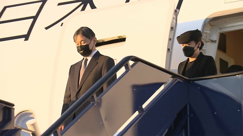 ロンドンの空港に到着された両陛下（18日）