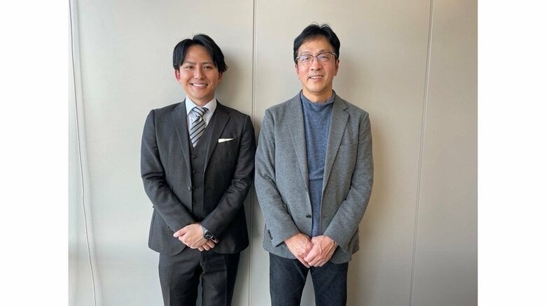 子育ての楽しさを共有し、満面の笑みの川島氏と筆者