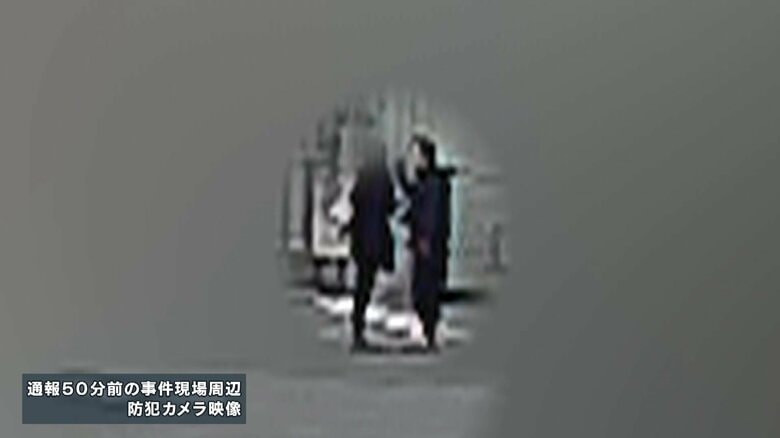 身ぶり手ぶりをしながら女性に何か話しているような様子も