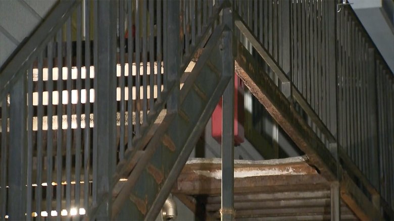 外側“問題なし”も... なぜ? アパート床抜け 5人重軽傷