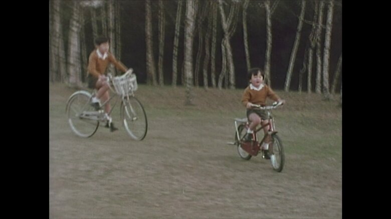 昭和44年（1969年）11月　陛下と共にプレゼントの自転車に乗られる秋篠宮さま