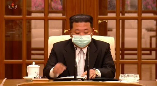 マスクをつけてコロナ対策の会議に出席した金総書記