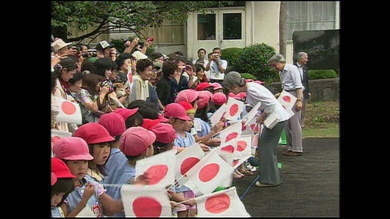 出迎えに園児たちと交流される両陛下