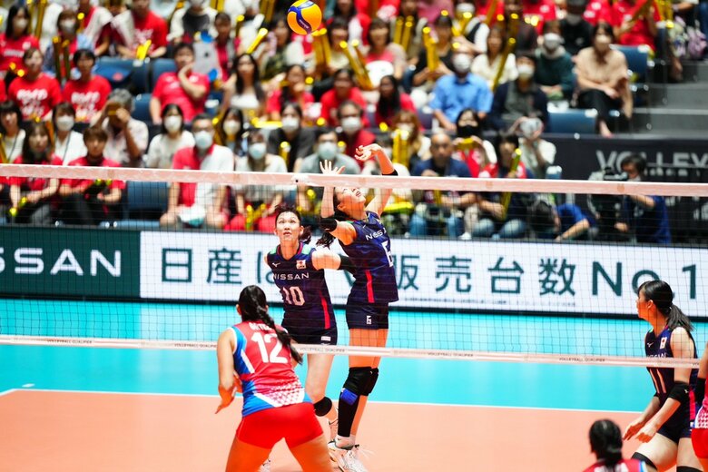 「ジェット」セッター 6 関菜々巳が背後にトス