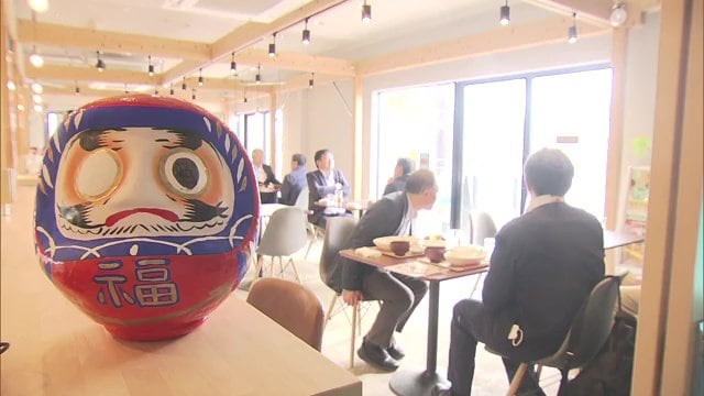 双葉ダルマが飾られた店内