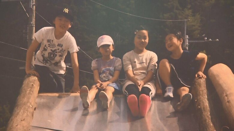 手作りの遊具で遊ぶ子供たち