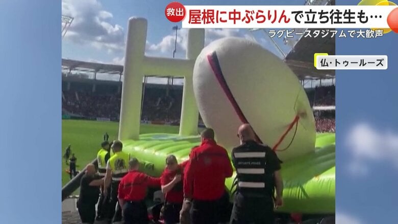 地上にマット広げて待機する人々（Anouk/@anoukpohlmann）