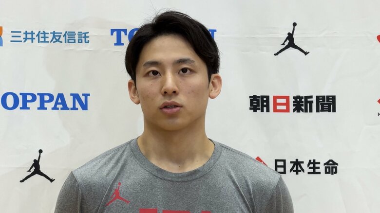会見に応じる河村勇輝（16日、都内）