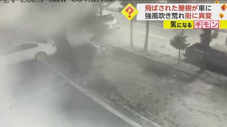 トルコ・オルドゥで吹き飛ばされた屋根に車がつぶされる瞬間(2)