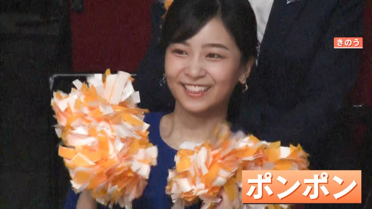 佳子さま水玉ワンピとブルージャケットの装いで“ポンポン”動かしながら