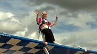 【映像】97歳女性が翼に立って空を飛ぶ「ウィングウォーキング」で世界記録更新　「人生に退屈してしまう」　イギリス