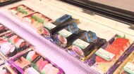 節分の縁起物「恵方巻」勢ぞろい 北海道産イクラにエビ12匹 切り身とネギトロのマグロづくし 豪快なズワイガニの脚7本使用 変わり種ローストビーフも…市場規模は年々拡大 売上高300億円以上