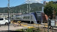 JR上諏訪駅のホームで特急あずさと女性が衝突　その場で死亡が確認　JR中央東線は小淵沢駅と塩尻駅の間の上下線で約2時間運転を見合わせ　部分運休や遅れなどで約2500人に影響