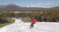 紅葉の中で『初滑り』 軽井沢のスキー場がオープン 「雪もいいし、最高」