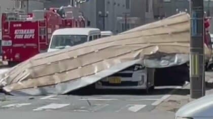 屋根が車道まで飛び車下敷き…アパートの屋根はめくれ、ストーブの火が燃え移ったとみられる火事も　強風で被害相次ぐ　岩手