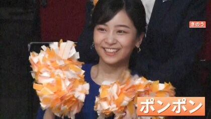 佳子さま水玉ワンピとブルージャケットの装いで“ポンポン”動かしながら笑顔でダンスコンサートご鑑賞