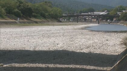 伊勢神宮近くでは一面“川底の砂地”に…この夏各地で川の水量が減少 人気の滝行ツアーを中止した観光地も