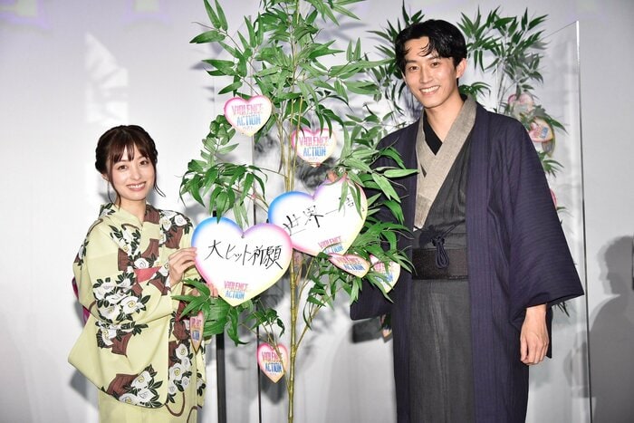 橋本環奈さん(左)と杉野遥亮さん (C)浅井蓮次・沢田 新・小学館/『バイオレンスアクション』製作委員会