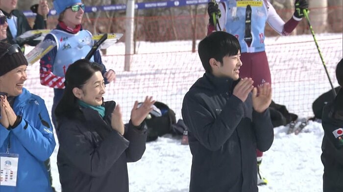 競技をご覧になる紀子さまと悠仁さま