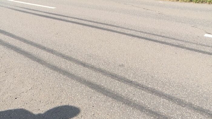 道路に残されたブレーキ痕が判断材料に