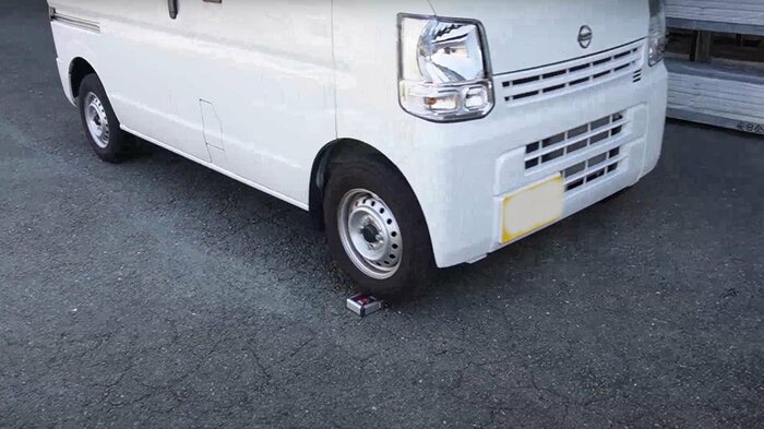 軽自動車で轢いても、中身には問題がなかったという(提供:アクテック)