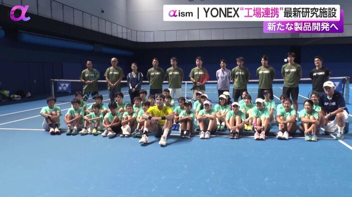 エチェベリ選手と子供達