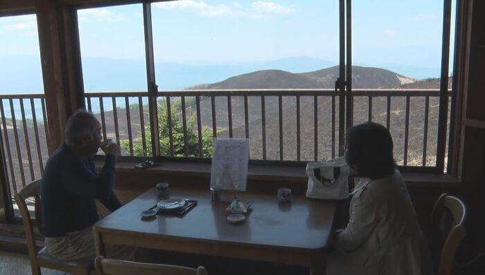 店の窓から見える高原の景色も黒く一変