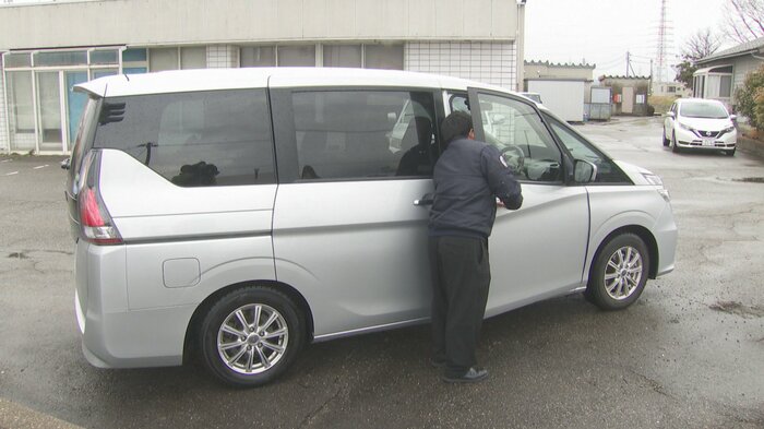 杉林容疑者を乗せた車（13日）