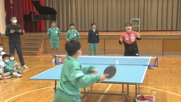 児童と試合形式で交流