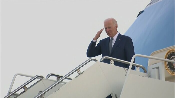 3日間の東京滞在を終え、大統領専用機「エアフォースワン」でアメリカに向け帰国の途に(24日)