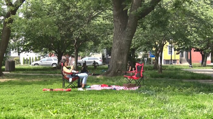 住宅の目の前には公園がある