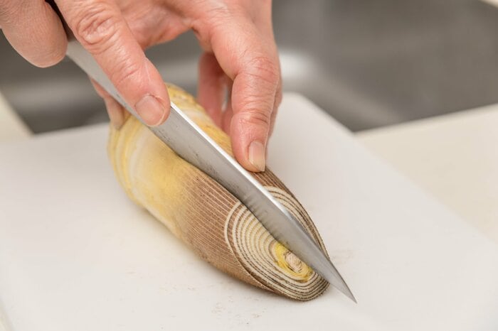 皮に縦一本の切れ目を入れます（イメージ）