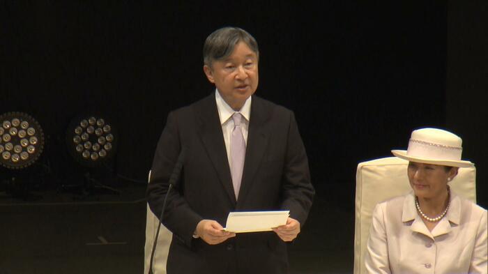 開会式でおことばを述べられる天皇陛下